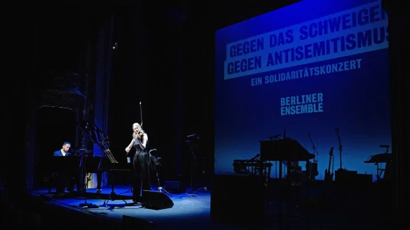 Der Pianist Igor Levit, die Violinistin Cosima Soulez Lariviere und das Berliner Ensemble haben ein Solidarit&auml;tskonzert f&uuml;r die Opfer des Hamas-Terrors in Israel gegeben. - &copy; Hannes P. Albert