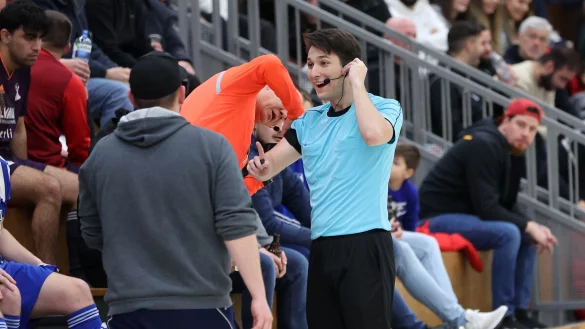Schiedsrichter Marko Grujic wird in der Halle Lohfeld verkabelt. - &copy; Paul Cohen