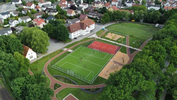 Der B&uuml;rgerpark Eichenallee von oben. Daneben gibt es noch freie Fl&auml;che, die zun&auml;chst f&uuml;r einen Wohnmobilhafen, dann aber f&uuml;r den Bau eines &Auml;rztehauses im Gespr&auml;ch war. Das ist erst einmal vom Tisch. Das Grundst&uuml;ck geh&ouml;rt der Stadt Lage, die jetzt das Projekt Wohnmobilhafen wieder verfolgen will. - &copy; J&ouml;rg Hagemann