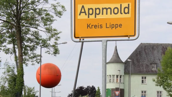 "Appmold" ging 2015 mit einer gro&szlig;en Marketingkampagne an den Start. &Uuml;ber Nacht wurden alle 141 Ortsschilder in Detmold &uuml;berklebt. - &copy; Jana Beckmann