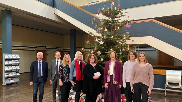 Reinhard zum Hebel (gesch&auml;ftsf&uuml;hrender Vorstand St. Elisabeth Stiftung), Matthias B&uuml;nger (Vizepr&auml;sident des Sozialgerichts Detmold), Vanessa Apelt, Ilona Fr&ouml;hlich (beide Sozialgericht Detmold), Christina Kohlbrecher (P&auml;dagogische Leitung KID Regenbogen St. Elisabeth Stiftung), Gisela Nagel (Pr&auml;sidentin des Landgerichts Detmold), Katharina Schikowski, Daniela Dubbert (beide Landgericht Detmold). Das Foto stammt von Angelika Friesen, Landgericht Detmold. - &copy; Landgericht Detmold