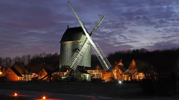 Die Beleuchtung zum Museumsadvent soll neue Perspektiven auf die historischen Gebäude, wie die Bockwindmühle vor dem Paderborner Dorf bieten. - © LWL/Jähne