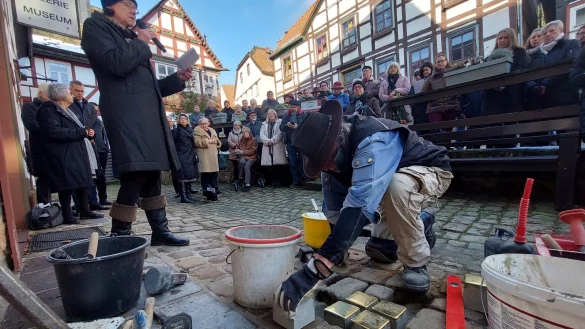 W&auml;hrend die Mitglieder der Vorbereitungsgruppe aus dem Leben der Familie Bachrach und des Lehrlings Willi Harf berichten, verlegt K&uuml;nstler Gunter Demnig die Stolpersteine. - &copy; Michaela Wei&szlig;e
