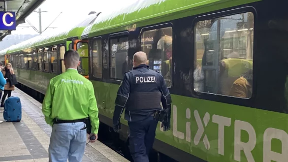 Mitarbeiter des privaten Bahnunternehmens Flixtrain haben in Bielefeld am Streik-Freitag einen Zug von der Polizei r&auml;umen lassen. - &copy; Martin Krause