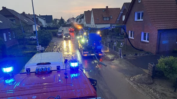 In Lage m&uuml;ssen nach dem Starkregen am 22. Mail Keller ausgepumpt werden. - &copy; Feuerwehr Lage