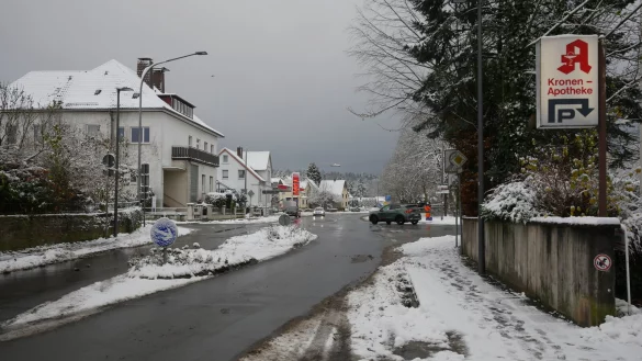 Besonders nach Schulschluss kann die Lage vor der S&uuml;dholz-Apotheke sehr un&uuml;bersichtlich werden, wenn die Sch&uuml;ler auf dem Nachhauseweg vom S&uuml;dwall (links) kommend die Mittelstra&szlig;e Richtung Potthof (rechts) &uuml;berqueren m&ouml;chten. Vor der Apotheke h&auml;tte die Lokalpolitik gerne einen Zebrastreifen. - &copy; Jost Wolf