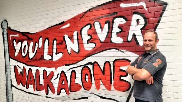 Ralph Marquardt steht vor dem Wandbild im Kabinengang des TuS Lipperreihe. - &copy; Oliver K&ouml;nig