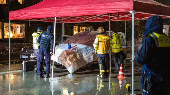 Die Polizei nimmt den Unfall auf der Rintelner Stra&szlig;e auf. - &copy; FREITAG-TV