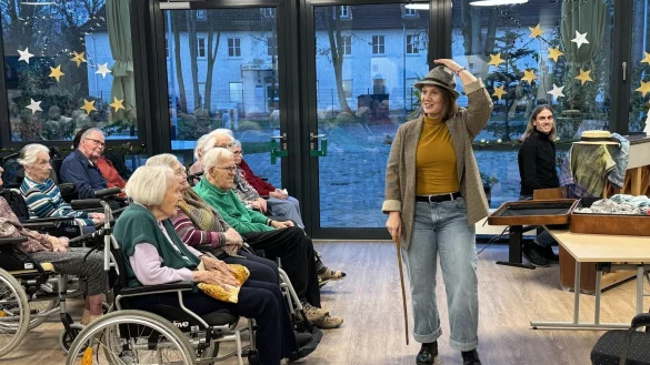 Operns&auml;ngerin Christin Stanowsky (rechts) vom Landestheater Detmold und Robert Lillinger (im Hintergrund am Piano) haben im Karolinenheim mit dem Erz&auml;hlkonzert "Lieder von fr&uuml;her" f&uuml;r sch&ouml;ne Momente gesorgt. - &copy; Sandra Castrup