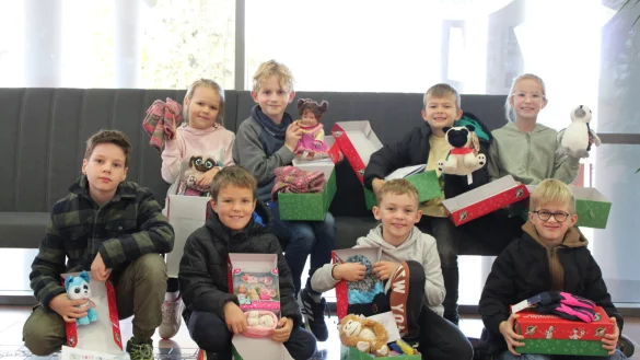 Sch&uuml;ler der AHF-Grundschule pr&auml;sentieren stolz die gepackten P&auml;ckchen f&uuml;r "Weihnachten im Schuhkarton". - &copy; Christlicher Schulverein Lippe