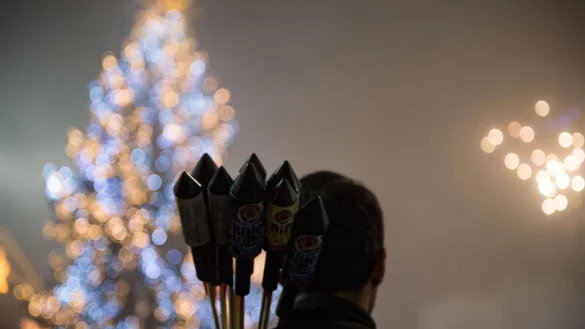 Mit gutem Gewissen böllern? Die Pyrobranche verspricht mehr Nachhaltigkeit beim Feuerwerk. - © Lino Mirgeler/dpa