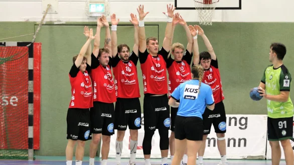 Das Team HandbALL h&auml;lt zusammen, auch bei diesem direkten Freiwurf unmittelbar vor dem Halbzeitpfiff. - &copy; Oliver K&ouml;nig