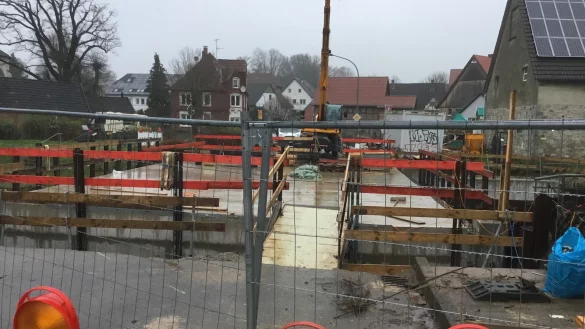 Die Bauarbeiten an der Br&uuml;cke &uuml;ber die Bega in Bega gehen voran. - &copy; Axel B&uuml;rger