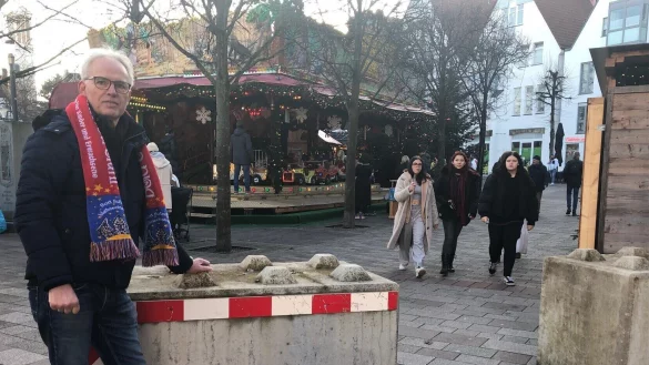Chef-Organisator Michael Welslau vor einer der vielen Betonsperren, die den Weihnachtstraum - im Hintergrund das gro&szlig;e Kinderkarussell vor der Post am Salzhof - vor Anschl&auml;gen mit Fahrzeugen sch&uuml;tzen soll. - &copy; Thomas Reineke