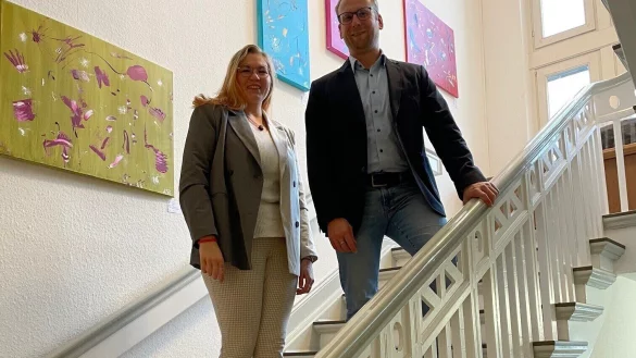 Die Barntruperin Katharina Wiesner stellt aktuell im Rathaus aus. Barntrups B&uuml;rgermeister Borris Ortmeier freut sich &uuml;ber Farbe an den W&auml;nden. - &copy; Stadt Barntrup