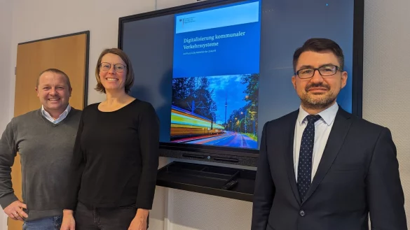 Freuen sich gemeinsam &uuml;ber den Zuschlag f&uuml;r eine Mobilstation in Kalletal: MdB Christian Sauter (rechts) mit Kalletals B&uuml;rgermeister Mario Hecker und Klimamanagerin Henrike Sieker. - &copy; Gemeinde Kalletal