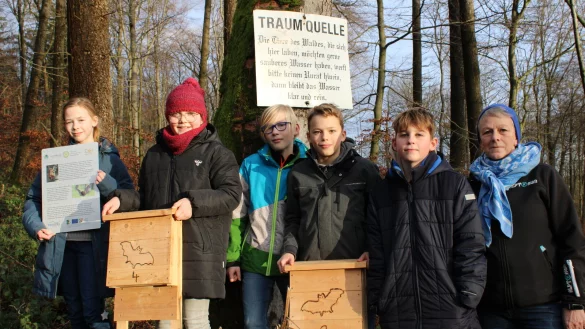 Zusammen mit Schulleiterin Sabine Arning (von rechts) &uuml;berreichen Collin, Josh, Ilia, Annika und Johanna zwei Fledermausk&auml;sten f&uuml;r die "Traumquelle". - &copy; Nico D&uuml;llmann