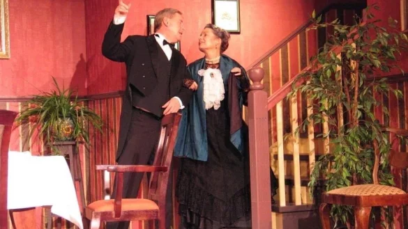 Detlef von der Heide als Butler James und Reinhild Blum als Miss Sophie spielen in "Dinner for One" in Elbrinxen die Hauptrollen. - &copy; Heimat- und Verkehrsverein Elbrinxen