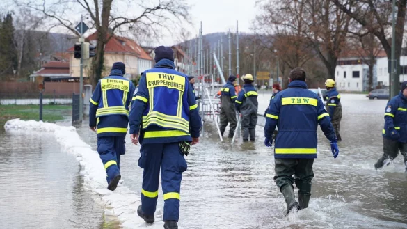 Men at work: Einsatzkr&auml;fte des THWs Lemgo helfen in Rinteln beim Bau einer Fu&szlig;g&auml;ngerbr&uuml;cke an der Seetorstra&szlig;e. - &copy; Freitag TV