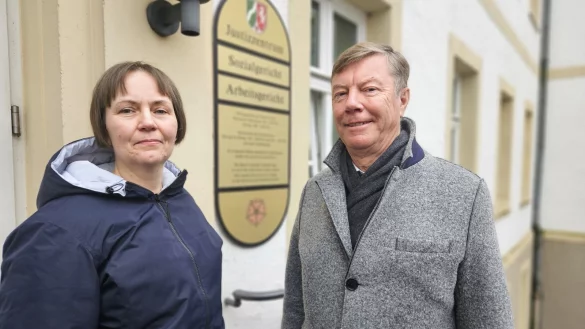 Krankenschwester Christiane Reuter hat gegen das Klinikum Lippe Klage eingereicht. Gemeinsam mit ihrem Rechtsanwalt Gerhard Ihle aus Detmold, Fachmann für Arbeitsrecht, will die 54-Jährige den Weg bis zum Ende gehen. - © Janet König