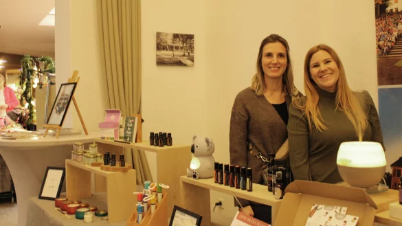 Stefanie Gumin (links) und Jennifer Anna-Carina Werner verkaufen auf dem Christkindlesmarkt &auml;therische &Ouml;le. - &copy; Chiara Wibbeke