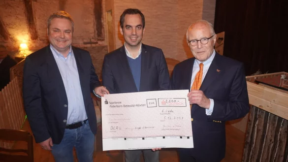 Nils Heineker (von links), Vorsitzender der DLRG-Ortsgruppe L&uuml;gde-Elbrinxen, wird von B&uuml;rgermeister Torben Blome und Georg-Jescow von Puttkamer, Gesch&auml;ftsf&uuml;hrer der Schwering & Hasse Stiftung, geehrt. - &copy; Michaela Wei&szlig;e