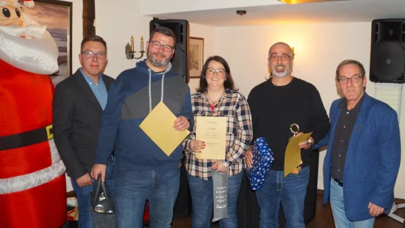Leutnant Julian Timm (links) und Hauptmann Sven Forman (rechts) &uuml;berreichten Pr&auml;sente f&uuml;r die besten Sch&uuml;tzinnen und Sch&uuml;tzen des Jahres 2023 Thorsten Ahrens (Zweiter von links), Sandra Noltekuhlmann-Ahrens und Michael Hochfeldt. Es fehlen Damensiegerin Anja Schatz, Katrin Winter und Oberleutnant Norman Zeugner. - &copy; Stephan Krause