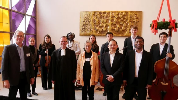 Er&ouml;ffnung der Spendenaktion. Mit Dieter B&ouml;kemeier, Karolina Sekula, Elisaweta Oreschkow, Andreas Klei, Venant Ntiomo, Sabine Hartmann, Nami Laura Moritz, Tong Cheng, Lifan Yang, Benjamin H&auml;nisch, Christian Akoa und Christobal Gallegos (von links). - &copy; Lippische Landeskirche