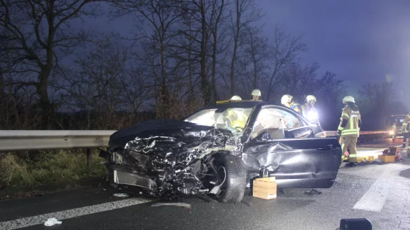Von dem am Unfall beteiligten Mercedes ist nur noch ein Tr&uuml;mmerhaufen &uuml;brig. Der Wagen war aus bisher ungekl&auml;rter Ursache am Sonntagmorgen mit zwei weiteren Pkw und einem Lkw auf der Autobahn 2 in H&ouml;he "Herford/Bad Salzuflen" zusammengesto&szlig;en. - &copy; Daniel Hobein/ Feuerwehr Bad Salzuflen