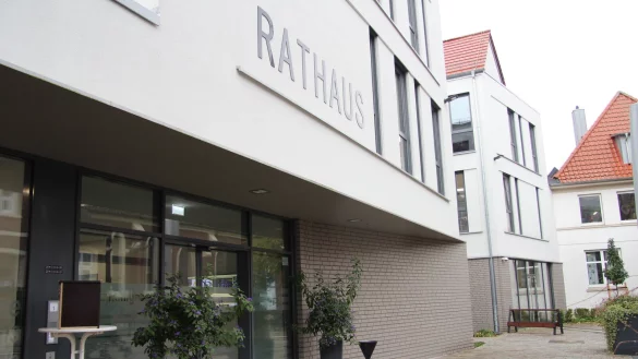 Die Parteien, die die Geschicke im Rathaus mitbestimmen, finden in Lage derzeit keine Kompromisse mehr. Nachdem die Kooperation zwischen CDU und Gr&uuml;nen geplatzt ist, gibt es allenfalls eine knappe Mehrheit. Die SPD hat elf, mit der Stimme des B&uuml;rgermeisters zw&ouml;lf Sitze, die Gr&uuml;nen acht. Dagegen hat die CDU elf, die FDP drei, FWG/BBL zwei, Aufbruch C zwei Sitze und die AFD drei - das ist eine knappe Mehrheit, wenn alle in der Ratssitzung anwesend sind. - &copy; Nadine Uphoff