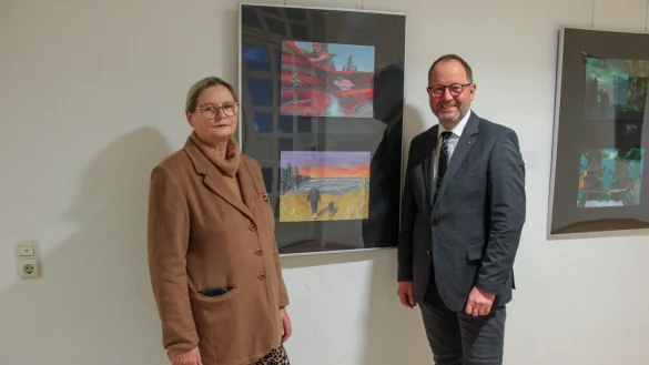 Freuen sich, die Klasse(n)kunst ausstellen zu k&ouml;nnen: Verbandsvorsteher J&ouml;rg D&uuml;ning-Gast und K&uuml;nstlerin Dagmar Diekmann, die gemeinsam mit Kunsterzieherin Marita Semper das Kunstprojekt betreut hat. - &copy; Landesverband Lippe