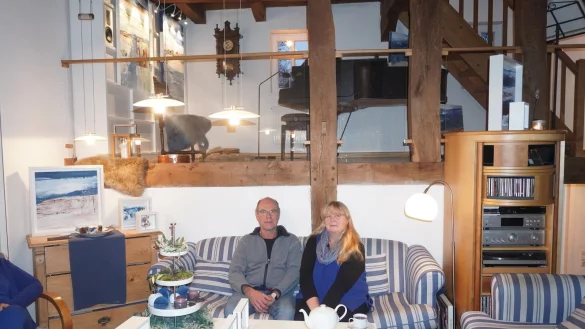 Iris Hansmann und ihr Ehemann Michael Maute-Hansmann f&uuml;hlen sich in dem alten Kornspeicher sehr wohl. Ein echter Hingucker ist das offene Zwischengeschoss &uuml;ber dem Wohnzimmer. Dort hat der Fl&uuml;gel seinen Platz. - &copy; Michaela Wei&szlig;e