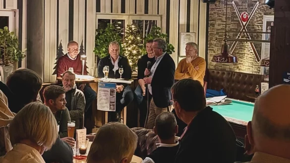 (von links) B&uuml;rgmeister Heinz-Dieter Kr&uuml;ger, Kurdirektor Thorsten Brand er&ouml;tern mit Tobias Nolting (Fachbereich Stadtwerke, Umwelt und &ouml;ffentliche Einrichtungen) und Michael Lohmeier (Fachbereich Stadtentwicklung und Bauen) die Zukunkt der Kurparks. - &copy; CDU Horn-Bad Meinberg