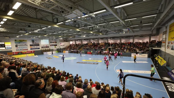 Volles Haus an der Ulmenallee: 1248 Zuschauer sind beim Spiel der HSG gegen Metzingen dabei. - &copy; Paul Cohen