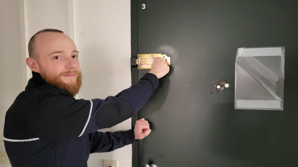 Justizoberwachtmeister Christian B&ouml;ckstiegel vor einer der Arrestzellen im Lemgoer Amtsgericht. - &copy; Freya K&ouml;hring