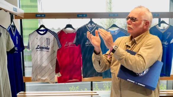 Nicht nur f&uuml;r die Leihgabe seines roten Torwart-Trikots erntete der einstige Publikumsliebling Martin "Matze" R&auml;ber viel Applaus. - &copy; J&ouml;rg Hagemann