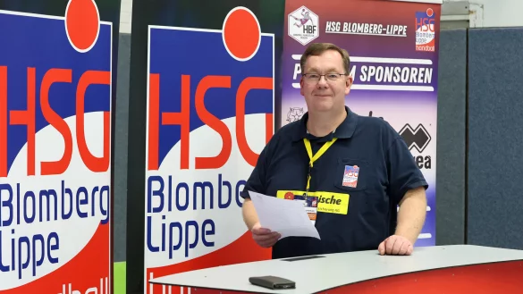 Hartmut Ehlert ist startklar f&uuml;r die &ouml;ffentliche Pressekonferenz nach einem HSG-Spiel. - &copy; Paul Cohen