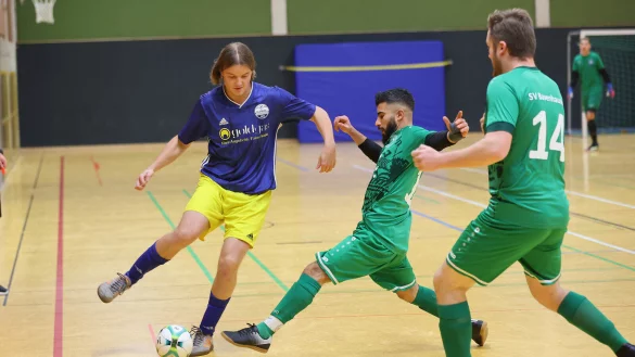 Allein gegen zwei: Julius Busch von der SG Bentorf/Hohenhausen (links) gegen die Bavenhauser 
Abdulsatter Alhammadi und Mathis Batzer. - © Paul Cohen