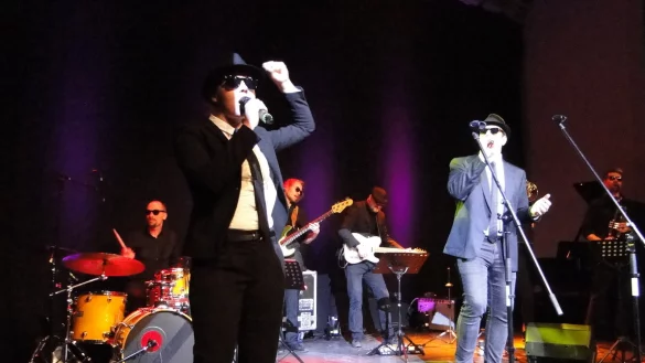 Kristin Shey und Simon Herten schl&uuml;pfen f&uuml;r das Blues-Brothers-Tribute der S/M/B in legend&auml;re Rollen. Die elfk&ouml;pfige Formation bringt die Stadthalle zum Kochen. - &copy; Hajo G&auml;rtner