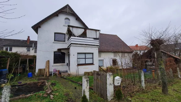 Das Haus im Fensterweg 8 ist Mitte November zwangsversteigert worden. Am Ende hat die Stadt für 50.000 Euro den Zuschlag bekommen. - © Marianne Schwarzer