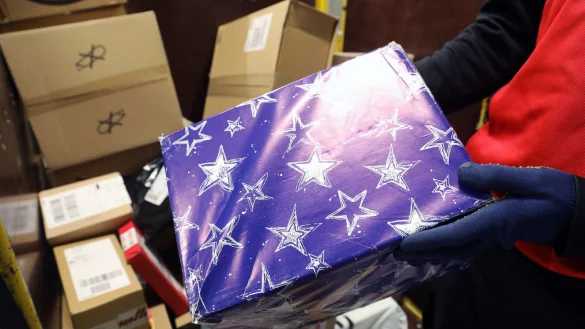 Auch in diesem Jahr werden zu Weihnachten wieder eine Menge Pakete verschickt. Präsente sollten daher besser rechtzeitig auf den Weg gebracht werden. - © dpa