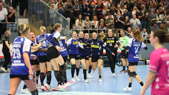 Nach dem Schlusspfiff und dem Sieg &uuml;ber Metzingen gibt es bei den Blomberger Spielerinnen kein Halten mehr, - &copy; Paul Cohen
