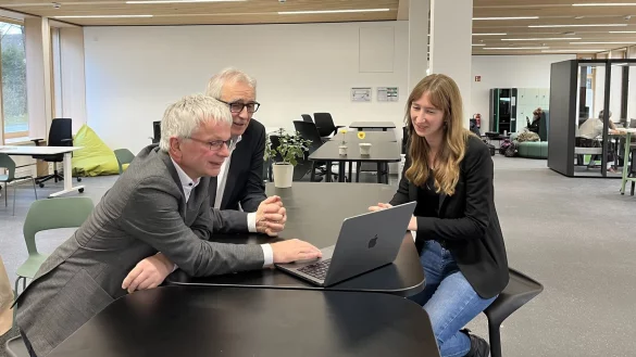 Vereinsvorsitzender Prof. Dr. Guido Falkemeier, Investor Volker Steinbach und Leonie Hans vom "KreativInstitut OWL" (von links) sprechen über die Ideen für den "Kreativ Campus". Sie sitzen im offenen Foyer des "KreativInstituts", wo es unterschiedliche Arbeitsbereiche für Studenten und Mitarbeiter gibt. - © Jana Beckmann
