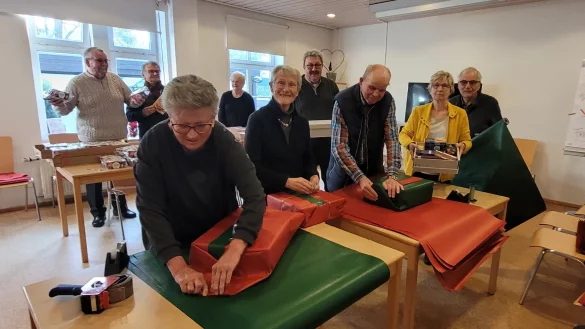 Die flei&szlig;igen Helfer verpacken 120 Weihnachtsp&auml;ckchen. - &copy; Katrin Kantelberg
