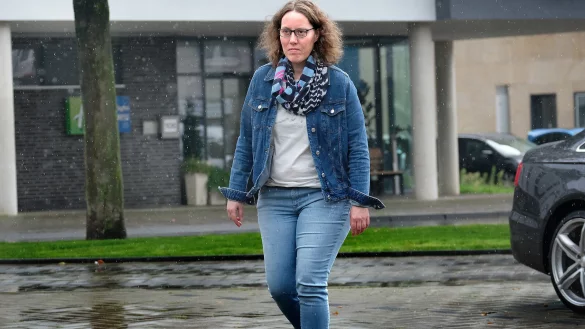 Dorothee Beckord (42) aus dem Kreis G&uuml;tersloh k&auml;mpft vor dem Bielefelder Landgericht gegen Biontech/Pfizer. - &copy; Andreas Fr&uuml;cht