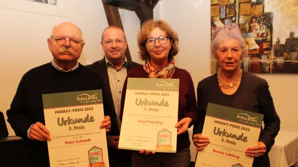 Mario Hecker (Zweiter von links) &uuml;berreicht den Heimat-Preis an Johannes Bentler (stellvertretend f&uuml;r Peter Schmidt, von links), Martina Schoppmeier (stellvertretend f&uuml;r J&ouml;rg Peterding) und Renate L&uuml;bbing. - &copy; Nico D&uuml;llmann