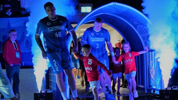 Ein letztes Mal will der TBV Lemgo Lippe in der blauen Stunde abheben, wie Leos Petrovsky und der Ex-Hamburger Nicolai Theilinger. - &copy; J&ouml;rg Hagemann