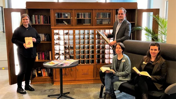 Das neue Lese-Highlight in der Wandelhalle mit einem historischen B&uuml;cherschrank und moderner Sitzgruppe pr&auml;sentieren Sonja Beinlich (links, Leitung Stadtarchiv), Alexander Bleifu&szlig; (rechts, Fachdienstleistung
Tourismus, Gesundheit und Marketing), Sarah Zimmert (sitzend links, Leitung Stadtb&uuml;cherei) und Paula Sophie Pr&uuml;ssner (stellv. Leitung Stadtb&uuml;cherei). - &copy; Stadt Bad Salzuflen