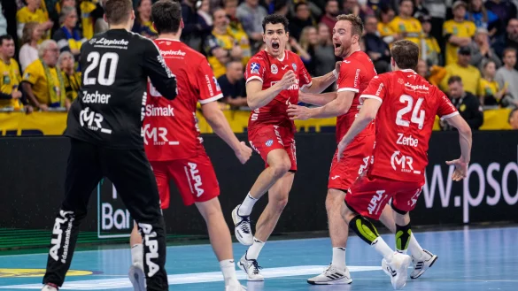 Samuel Zehnder und Bobby Schagen inspirieren ihre Teamkollegen nach dem 34:34 in Mannheim zum Kl&auml;schen-Tanz. - &copy; foto2press