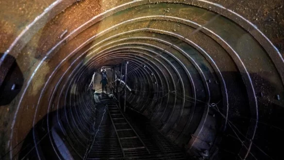 Pal&auml;stinensische Gebiete, Gaza: Israelische Soldaten in einem Tunnel, der nach Angaben des Milit&auml;rs von militanten Hamas-K&auml;mpfern f&uuml;r den Angriff auf den Grenz&uuml;bergang Erez im n&ouml;rdlichen Gazastreifen genutzt wurde. - &copy; Jack Guez/AFP
